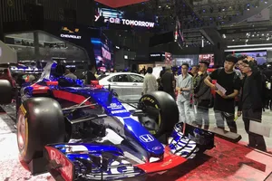 Xe đua công thức 1 'hầm hố' hút người xem tại TP.HCM 