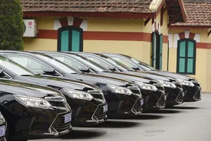 Vì sao tiếp tục tạm dừng mua ô tô công?