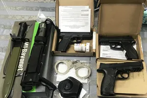 Bắt nam hành khách mang 3 khẩu súng từ Mỹ về VN