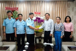 Cục Hải quan TP.HCM chúc mừng Pháp Luật TP.HCM nhân ngày 21-6