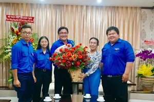 Thành Đoàn TP.HCM chúc mừng báo Pháp Luật TP.HCM dịp 21-6