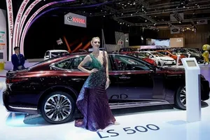 Xe sang Lexus LS500 gặp lỗi nứt lốp nguy hiểm tại Việt Nam