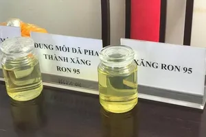 Bỏ lọt thuế môi trường với hóa chất pha chế xăng giả 