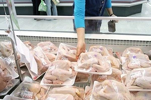 Phao câu, chân… gà ngoại siêu rẻ 'tấn công' gà Việt Nam 