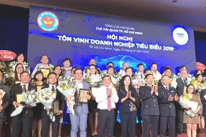 Tôn vinh các công ty tiêu biểu nộp thuế khủng 65.000 tỉ đồng 