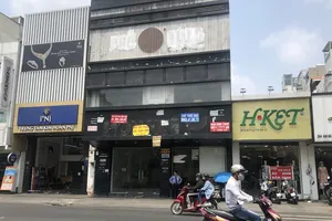 Hàng loạt nhà hàng, cà phê ở TP.HCM đóng cửa 'bỏ chạy'