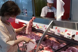 Giá heo hơi nhảy vọt hơn 90.000 đồng/kg, thịt bán lẻ cao ngất