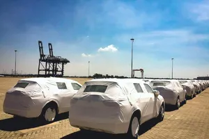 Hàng chục ô tô Nissan mới nhập về bỏ quên không ai nhận