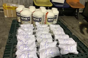  Hơn 5 kg ma túy giấu trong thực phẩm tập Gym chuyển về VN
