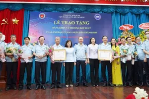 Cục Hải quan TP.HCM nhận bằng khen của Chủ tịch UBND TP.HCM về thành tích xuất sắc trong công tác phòng chống ma túy. Ảnh: QH