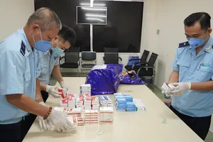 Phát hiện hơn 3.000 viên thuốc hỗ trợ trị COVID-19 nhập lậu