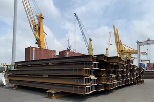 Vì sao doanh nghiệp chi hàng tỉ USD mua sắt thép Trung Quốc cuối năm?