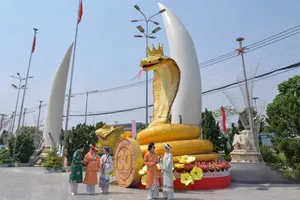 Chùm ảnh: Độc đáo giới trẻ diện cổ phục chụp hình Tết 