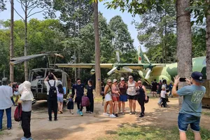 Khách trong và ngoài nước đổ về TP.HCM dịp lễ 30-4 