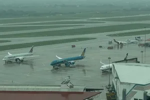 Tạm ngừng khai thác 5 cảng hàng không miền Trung vì bão Kalmaegi