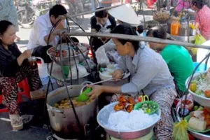 TP.HCM có gần 50% cơ sở kinh doanh thức ăn đường phố không đạt chuẩn