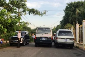 Kiểm điểm cán bộ đi ăn tiệc nhà giám đốc sở trong giờ làm việc