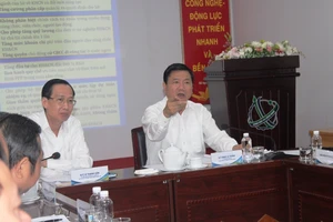 Bí thư Thăng:Thu hút chuyên gia giỏi sao cứ đòi hộ khẩu