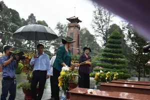 Chủ tịch Quốc hội tưởng niệm các anh hùng liệt sĩ