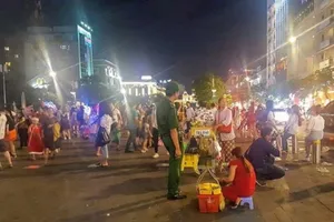 Ông Đoàn Ngọc Hải đề nghị tăng dọn rác phố Nguyễn Huệ