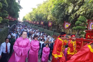 Lãnh đạo TP.HCM dâng bánh tét lên Quốc tổ Hùng Vương