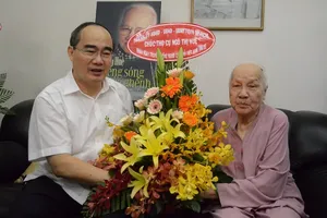 Bí thư Nguyễn Thiện Nhân thăm phu nhân cố TBT Nguyễn Văn Linh