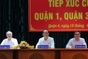 Chủ tịch nước tươi cười bắt tay cử tri TP.HCM 