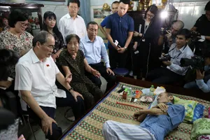 Xúc động tình cảnh gia đình ở quận 2 khi Bí thư Nhân đến thăm