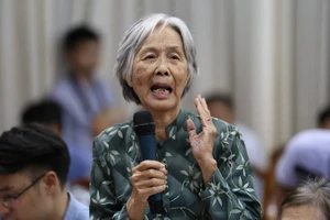 Chủ tịch Nguyễn Thành Phong đang tiếp 30 hộ dân Thủ Thiêm