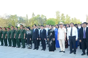 Lãnh đạo TP.HCM dâng hương các anh hùng liệt sĩ