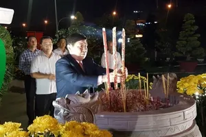 Chủ tịch UBND TP.HCM viếng các bậc tiền nhân đêm giao thừa
