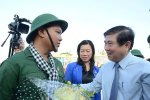 Bịn rịn chia tay tân binh TP.HCM lên đường tòng quân