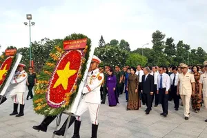 Lãnh đạo TP.HCM dâng hương Bác Hồ, các anh hùng liệt sĩ