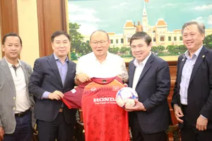 Gặp chủ tịch TP.HCM, ông Park nói 'cầu thủ VN thi đấu như hổ'