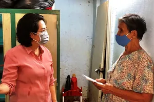 Lãnh đạo TP.HCM đến nhà trao 750.000 đồng cho người bán vé số