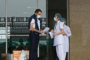 Cựu đại sứ Pháp Jean-Noël Poirier khi xuất viện, ngày 10/4. (Nguồn: Đặng Dương/Vietnam+)