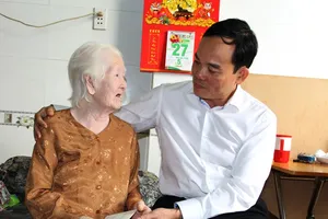 Lãnh đạo TP.HCM thăm các cá nhân có thành tích tiêu biểu