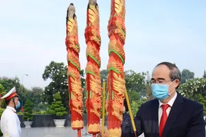 Lãnh đạo TP.HCM dâng hương tưởng niệm các anh hùng liệt sĩ