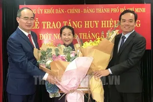 Phó Bí thư TP.HCM Võ Thị Dung nhận huy hiệu 40 năm tuổi Đảng