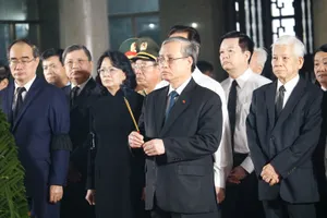 Nhiều đoàn lãnh đạo Đảng và Nhà nước đến viếng ông Mười Hương