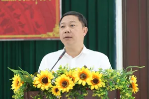 "Phê phán nhau bao giờ cũng dễ, xây dựng mới khó"