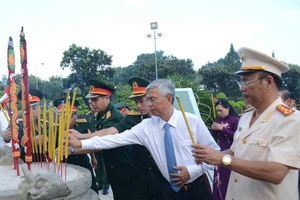 Lãnh đạo TP.HCM dâng hương tưởng nhớ các Anh hùng Liệt sĩ