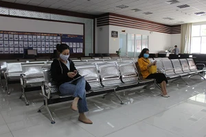 'Không thể dựa vào số ca nhiễm COVID-19 để cách ly xã hội'