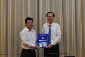 Ông Nguyễn Trần Phú nhận quyết định. Ảnh: PHƯƠNG THÙY