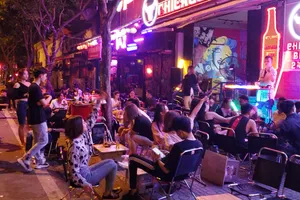 Đại biểu chất vấn việc 'đường Phạm Văn Đồng thành bar vỉa hè'