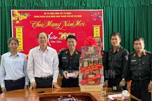 Lãnh đạo TP.HCM chúc Tết dân, các đơn vị bị ảnh hưởng COVID