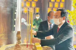 Lãnh đạo TP.HCM dâng hương nhân ngày truyền thống cách mạng