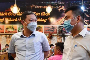 Phó Chủ tịch UBND TP.HCM Dương Anh Đức đi kiểm tra các quán nhậu về việc thực hiện các biện pháp phòng chống dịch COVID-19 tối 18-2. Ảnh: H.D