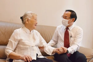 Bí thư Thành ủy TP.HCM Nguyễn Văn Nên ân cần thăm hỏi bác sĩ, nguyên Thứ trưởng Bộ Y tế Đoàn Thúy Ba. Ảnh: Web Thành ủy TP.HCM