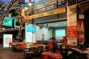 Nhiều dịch vụ ở TP.HCM được mở cửa trở lại, có quán nhậu
